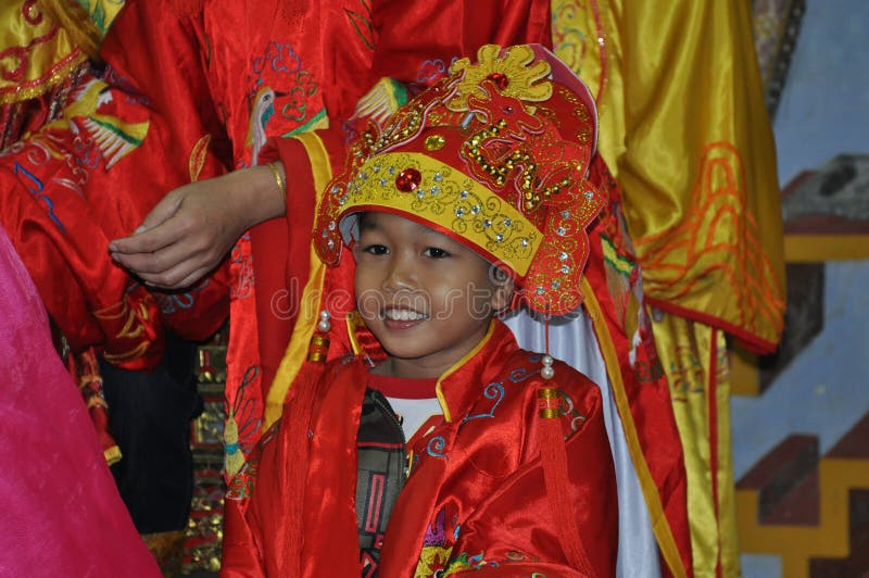 Vietnamesiskt barn med den traditionella dräkten arkivbild Vietnamesiskt barn med den traditionella dräkten arkivbild