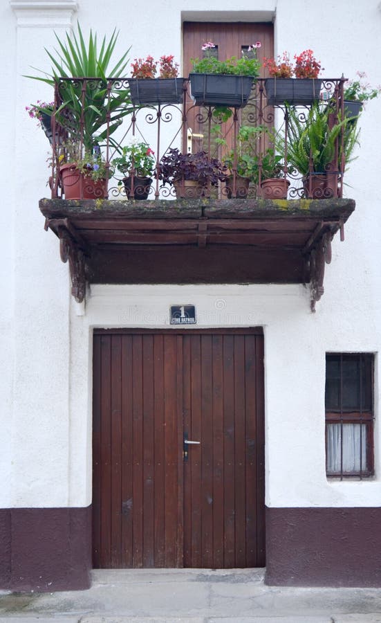 Vieux balcon au-dessus de l'entrée principale avec le numéro 1 BITOLA, MACÉDOINE, photos libres de droits Vieux balcon au-dessus de l'entrée principale avec le numéro 1 BITOLA, MACÉDOINE, photos libres de droits