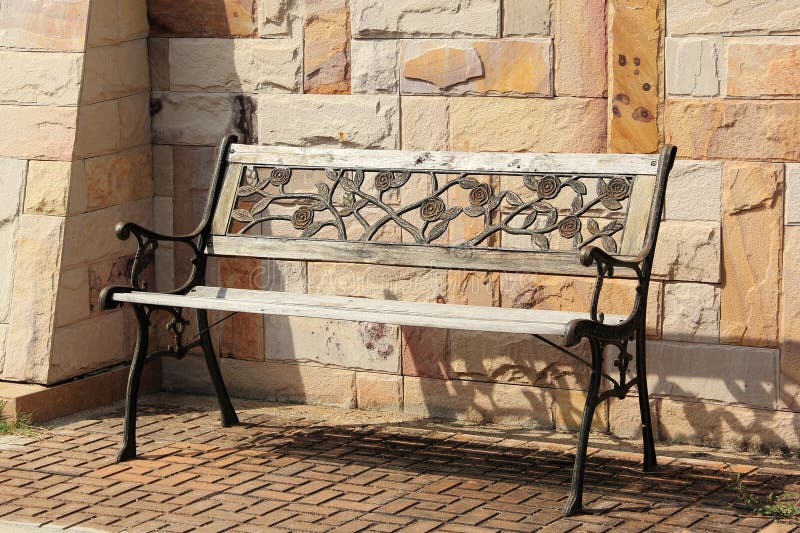 Vieux banc en bois et en métal images libres de droits Vieux banc en bois et en métal images libres de droits