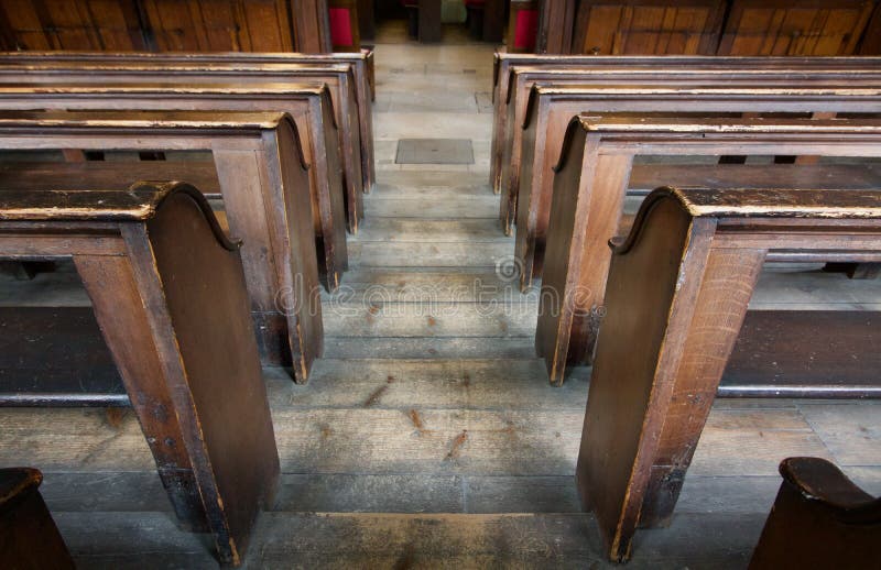 Vieux bancs à gradins en bois d'église de ci-dessus - image photo stock Vieux bancs à gradins en bois d'église de ci-dessus - image photo stock