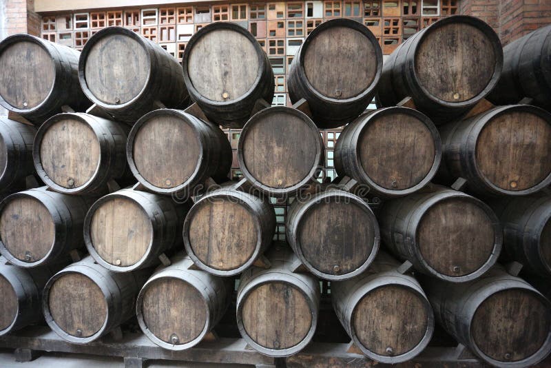 Vieux barils pour le vin vieillissant dans la cave image stock Vieux barils pour le vin vieillissant dans la cave image stock