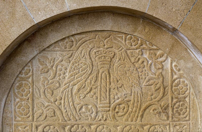 Vieux bas-relief sur la source en pierre Peloponnesus, Grèce image stock Vieux bas-relief sur la source en pierre Peloponnesus, Grèce image stock