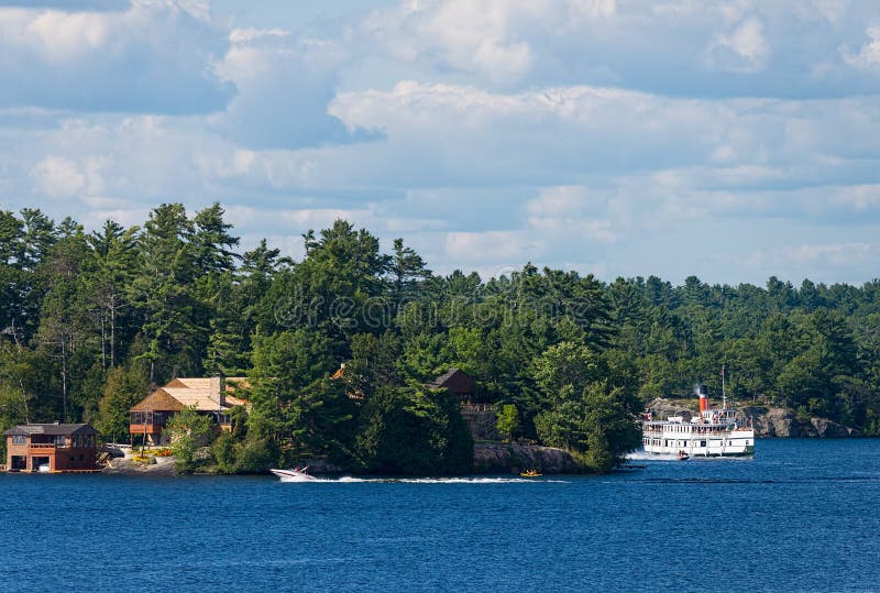 Vieux bateau de croisière sur le lac Muskoka photos libres de droits Vieux bateau de croisière sur le lac Muskoka photos libres de droits