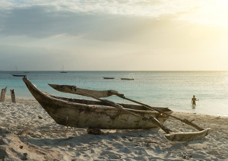 Vieux bateau de pêche en bois sur la plage de Zanzibar image libre de droits Vieux bateau de pêche en bois sur la plage de Zanzibar image libre de droits