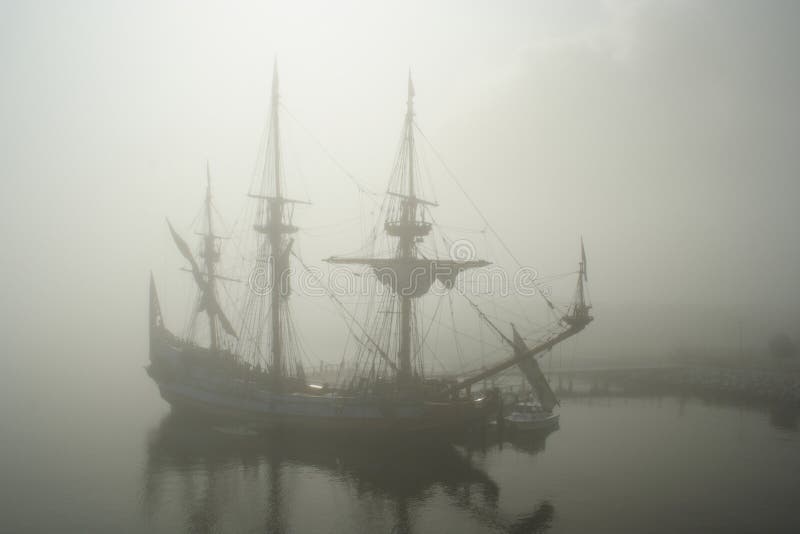 Vieux bateau de voile (pirate ?) dans le regain images libres de droits Vieux bateau de voile (pirate ?) dans le regain images libres de droits