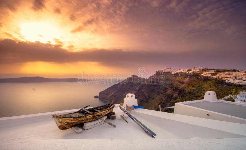Vieux bateau sur le toit d'un bâtiment dans Firostefani, Santorini, Grèce Tiré au coucher du soleil images stock Vieux bateau sur le toit d'un bâtiment dans Firostefani, Santorini, Grèce Tiré au coucher du soleil images stock