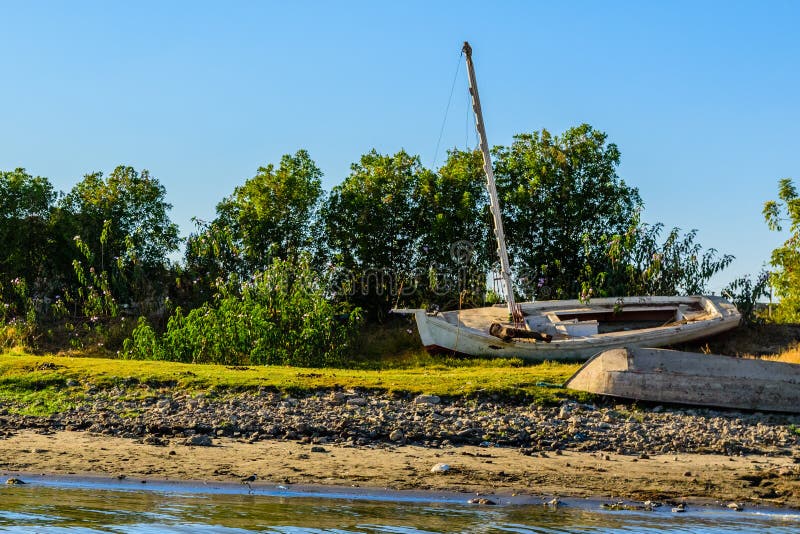 Vieux bateaux en bois sur une banque du Nil image stock Vieux bateaux en bois sur une banque du Nil image stock
