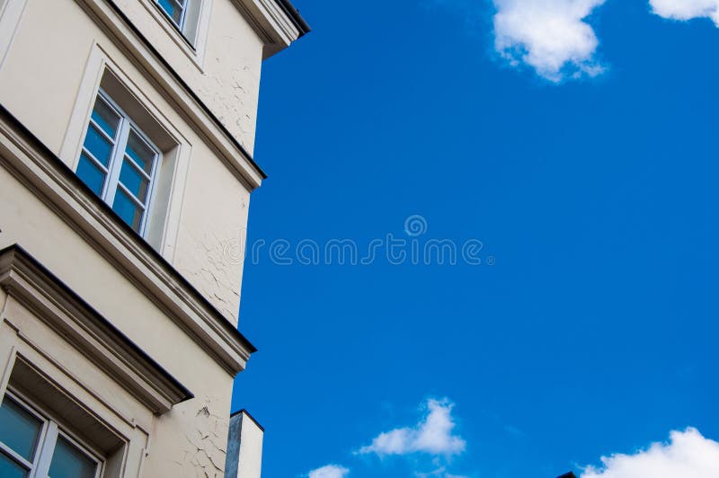 Vieux bâtiment, architecture du fond avec le ciel bleu à l'arrière-plan image libre de droits Vieux bâtiment, architecture du fond avec le ciel bleu à l'arrière-plan image libre de droits