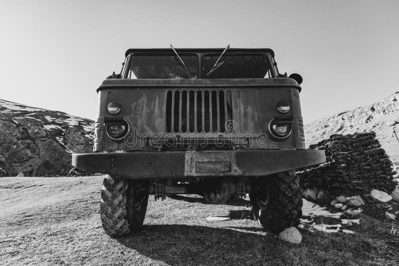 Vieux camion rouillé abandonné dans la cour de pays images stock