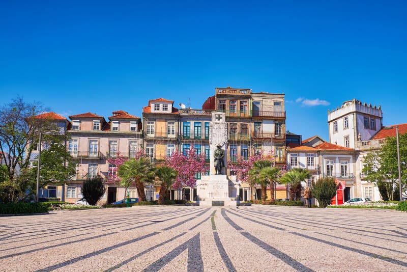 Vieux centre de temps de ville de Porto au printemps photographie stock libre de droits Vieux centre de temps de ville de Porto au printemps photographie stock libre de droits