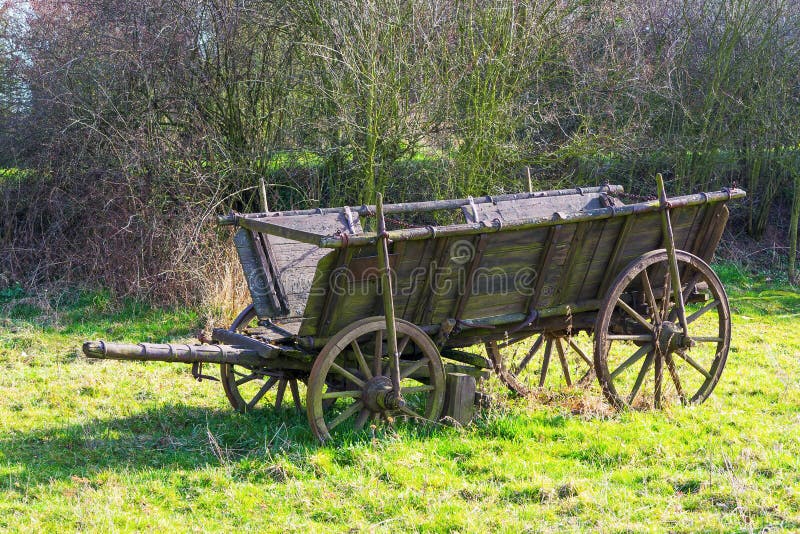 Vieux chariot en bois image stock. Image du vide, antiquité 58425301