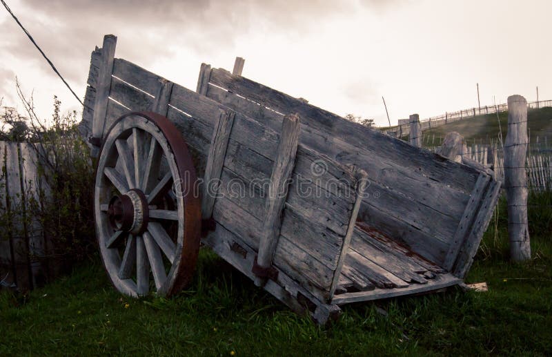 Vieux chariot en bois photo stock. Image du ferme, rural 92539420