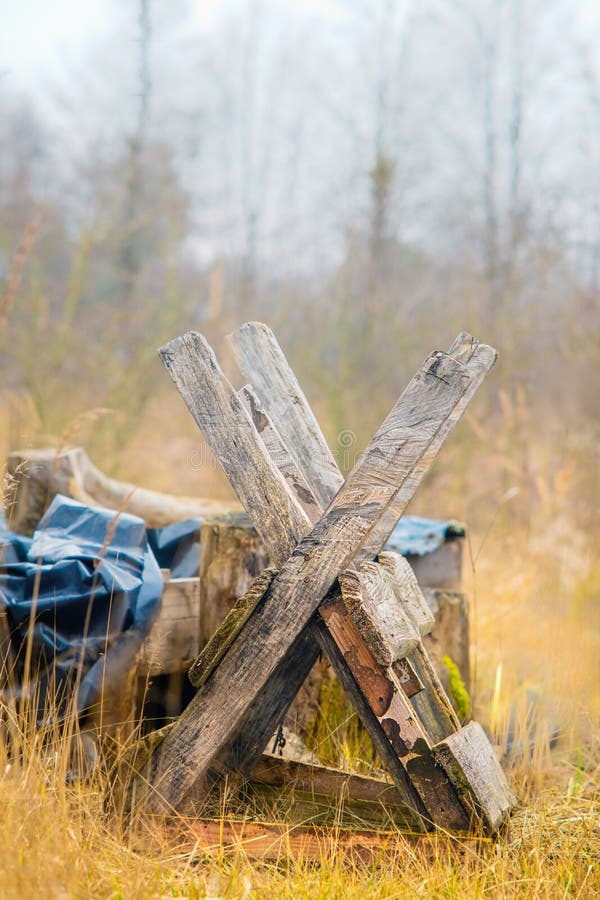 Vieux Chevalet De Sciage En Bois Image stock - Image du empilé