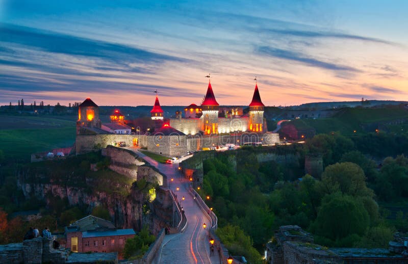 Vieux château sur le coucher du soleil, lumière de nuit photos libres de droits Vieux château sur le coucher du soleil, lumière de nuit photos libres de droits