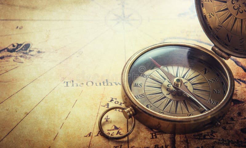 Vieux compas sur la carte de cru Fond d'histoires d'aventure photo stock Vieux compas sur la carte de cru Fond d'histoires d'aventure photo stock