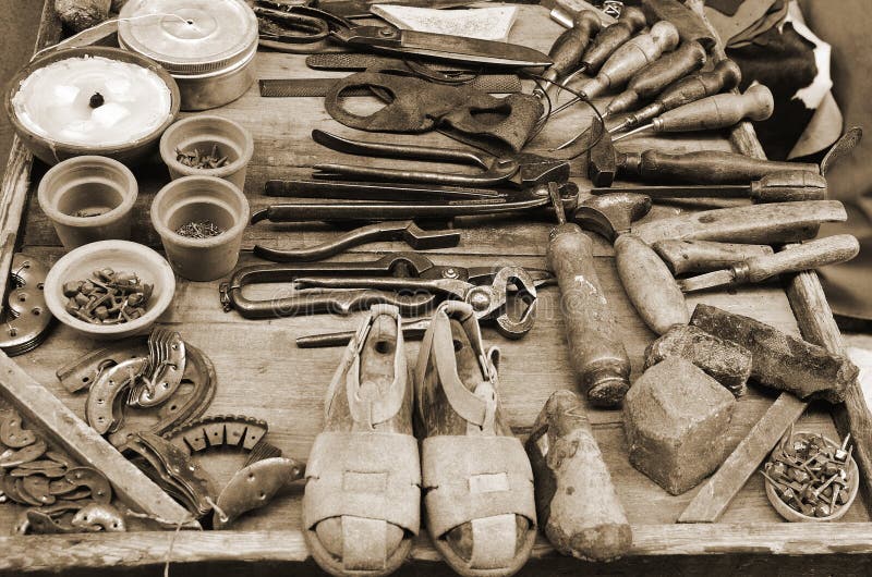 Vieux cordonnier d'outils image stock Vieux cordonnier d'outils image stock
