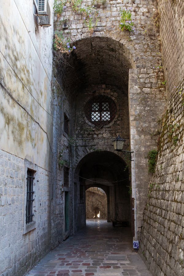 Vieux couloir en pierre avec la fenêtre ronde photographie stock libre de droits Vieux couloir en pierre avec la fenêtre ronde photographie stock libre de droits