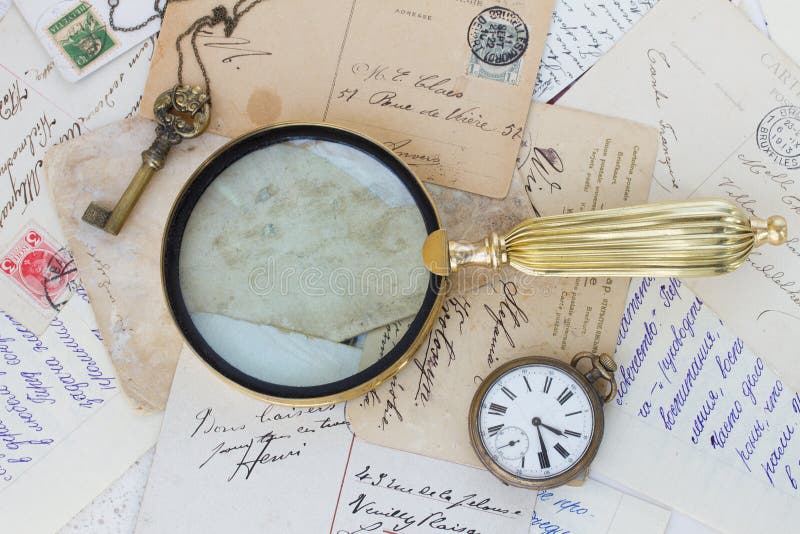 Vieux courrier avec le vieux verre de conclusion images stock Vieux courrier avec le vieux verre de conclusion images stock