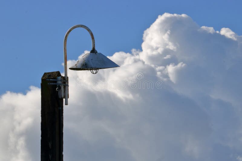 Vieux courrier et nuage de lampe photographie stock Vieux courrier et nuage de lampe photographie stock