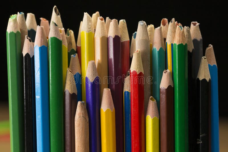 Vieux crayons, crayon cassé utilisé avec l'astuce cassée de crayon images libres de droits Vieux crayons, crayon cassé utilisé avec l'astuce cassée de crayon images libres de droits