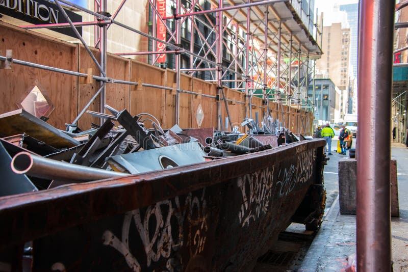 Vieux d?charge rouill? sur un chantier de construction de rue de ville photo stock Vieux d?charge rouill? sur un chantier de construction de rue de ville photo stock