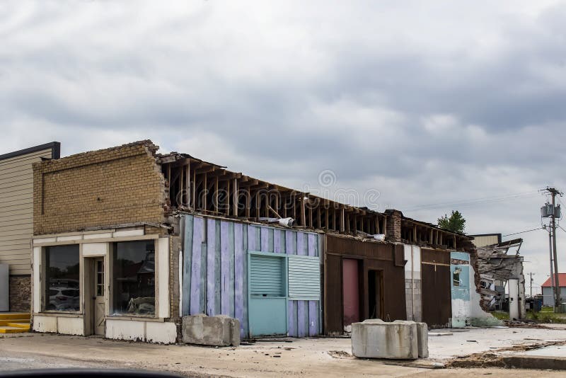 Vieux devanture de magasin dans la petite ville américaine montrant des murs où un autre bâtiment a été démoli avec les murs inté images stock Vieux devanture de magasin dans la petite ville américaine montrant des murs où un autre bâtiment a été démoli avec les murs inté images stock