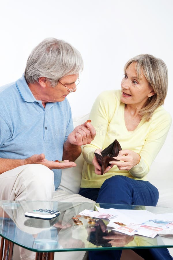 Vieux discuter de couples financier photo stock Vieux discuter de couples financier photo stock