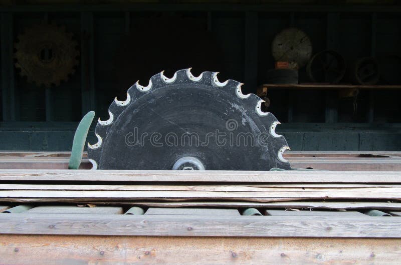 Vieux disque en bois circulaire de scie photographie stock libre de droits Vieux disque en bois circulaire de scie photographie stock libre de droits