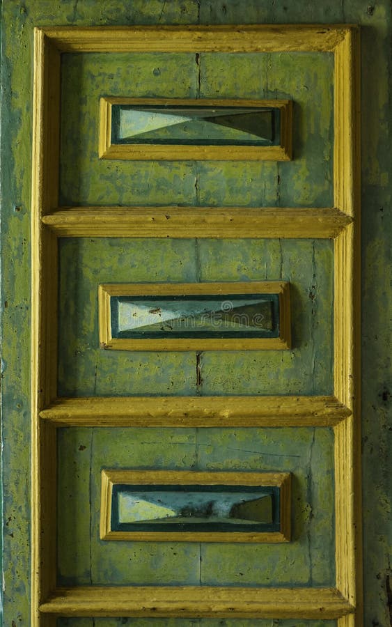 Vieux détail décoré unique de porte en bois en vert fané historique de Sicile image libre de droits Vieux détail décoré unique de porte en bois en vert fané historique de Sicile image libre de droits