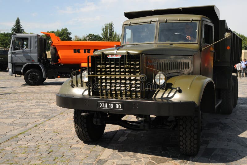 Vieux et nouveau, camions à benne basculante KAMAZ images libres de droits Vieux et nouveau, camions à benne basculante KAMAZ images libres de droits