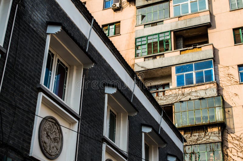 Vieux et rénovés immeubles dans la juxtaposition, Pékin, Chine images libres de droits Vieux et rénovés immeubles dans la juxtaposition, Pékin, Chine images libres de droits