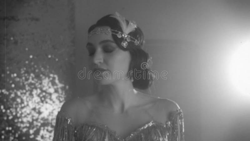 Vieux film noir et blanc style années 20. visage triste jeune femme rétro. arrière-plan brillant chambre argent scintillant fumée banque de vidéos