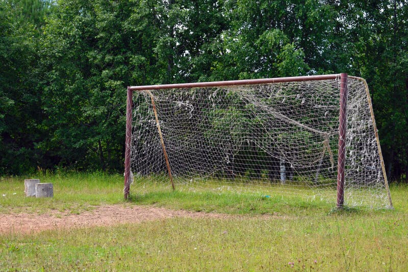 Vieux grand but du football avec la grille photos libres de droits Vieux grand but du football avec la grille photos libres de droits