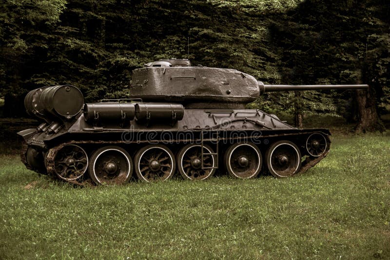 Vieux guerre utilisée de cru par canon militaire décoratif image libre de droits Vieux guerre utilisée de cru par canon militaire décoratif image libre de droits