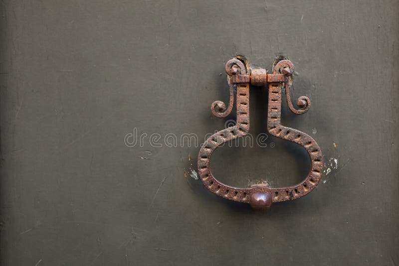 Vieux heurtoir rouillé sur la porte en métal à Bergame, Italie images libres de droits Vieux heurtoir rouillé sur la porte en métal à Bergame, Italie images libres de droits