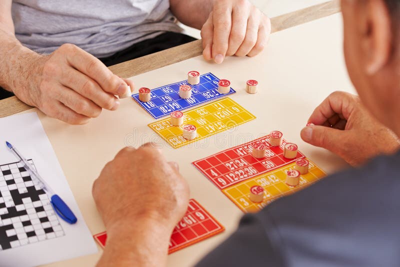 Vieux hommes jouant le bingo-test ensemble image stock Vieux hommes jouant le bingo-test ensemble image stock