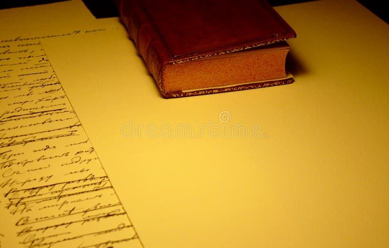 Vieux livre avec les feuilles de papier vides et remplies photographie stock libre de droits Vieux livre avec les feuilles de papier vides et remplies photographie stock libre de droits