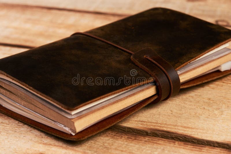 Vieux livre de cuir de vintage sur le fond en bois photo stock Vieux livre de cuir de vintage sur le fond en bois photo stock