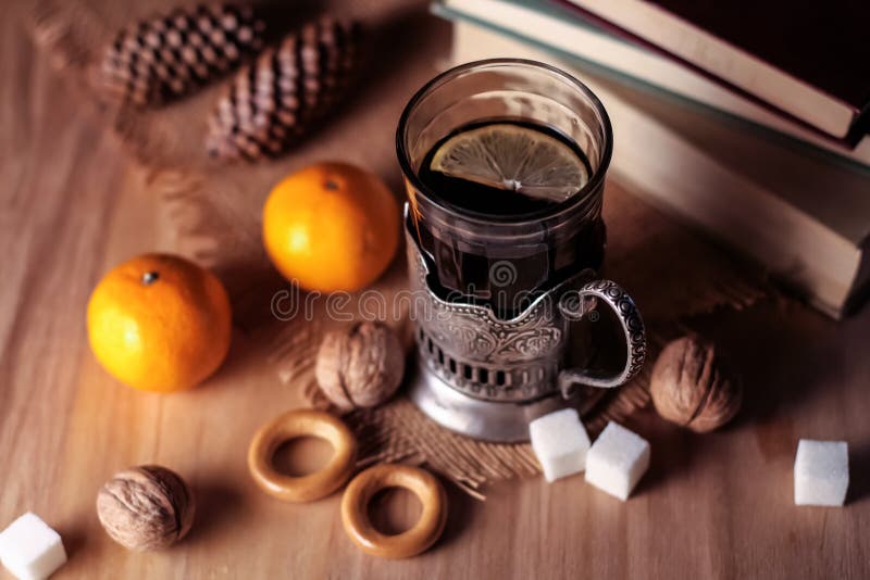 Vieux livres et thé le soir Un verre de boisson sur la table E photos libres de droits Vieux livres et thé le soir Un verre de boisson sur la table E photos libres de droits
