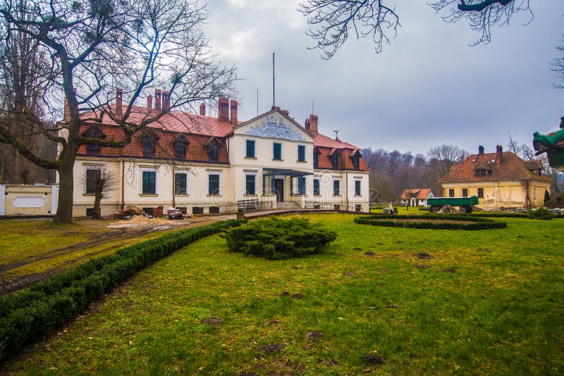 Vieux manoir classique dans Kadyny photographie stock Vieux manoir classique dans Kadyny photographie stock