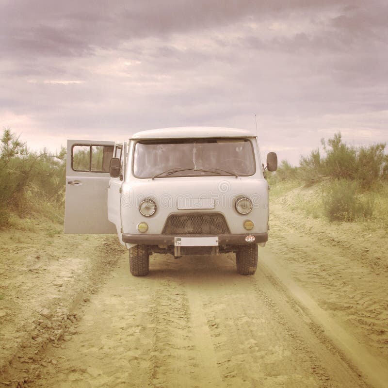 Vieux minibus soviétique de type dans le désert photographie stock Vieux minibus soviétique de type dans le désert photographie stock