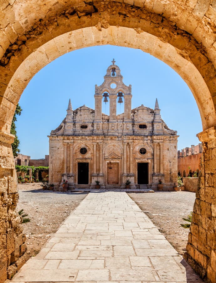 Vieux monastère derrière la voûte photo stock Vieux monastère derrière la voûte photo stock
