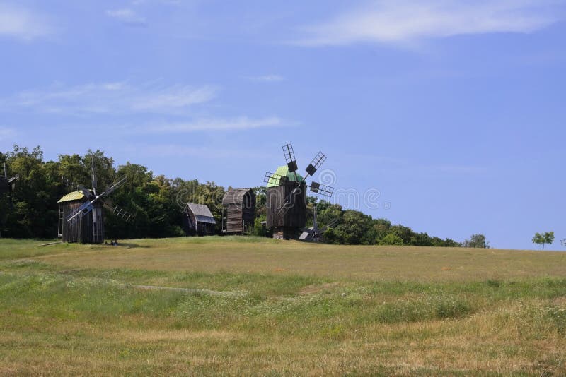 Vieux moulin ? vent Moulin ukrainien du 19ème siècle Paysage d'été, soleil Village Pirogovo photos libres de droits Vieux moulin ? vent Moulin ukrainien du 19ème siècle Paysage d'été, soleil Village Pirogovo photos libres de droits