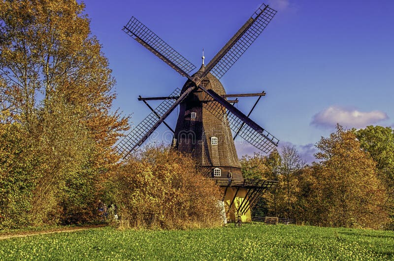 Vieux moulin à vent image libre de droits Vieux moulin à vent image libre de droits
