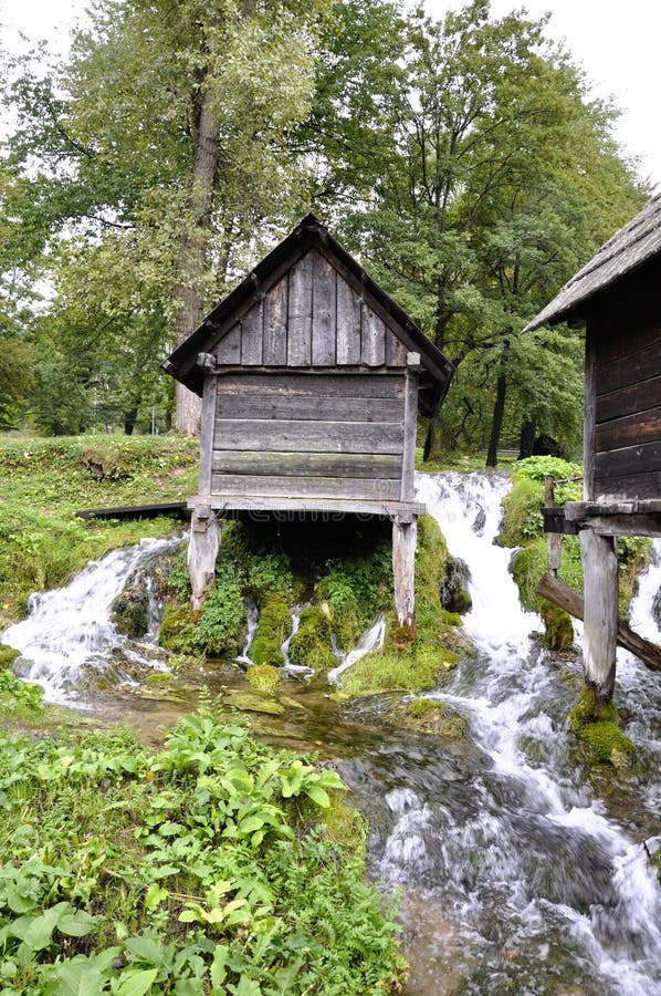 Vieux moulins à eau en bois, Jajce en la Bosnie-Herzégovine photographie stock Vieux moulins à eau en bois, Jajce en la Bosnie-Herzégovine photographie stock