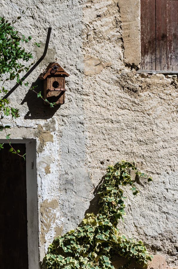 Vieux Mur Avec La Volière Et Le Lierre Sélevant Photo Stock