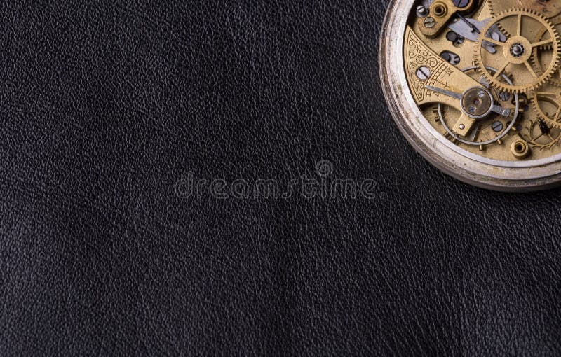 Vieux mécanisme d'horloge sur le fond en cuir noir image libre de droits Vieux mécanisme d'horloge sur le fond en cuir noir image libre de droits
