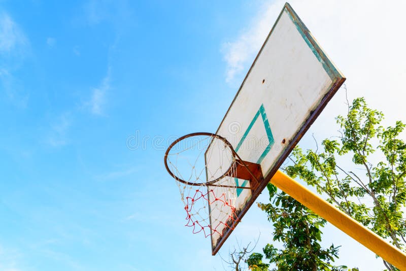 Vieux panneau arrière de basket-ball à la cour extérieure de rue images libres de droits Vieux panneau arrière de basket-ball à la cour extérieure de rue images libres de droits
