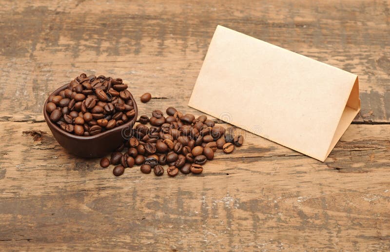 Vieux papier pour des recettes et des grains de café
