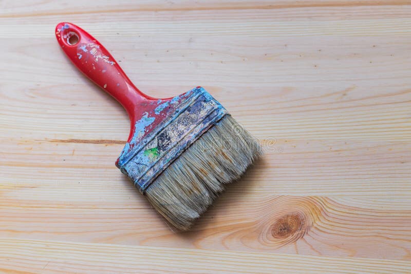 Vieux pinceau utilisé sur le nouveau fond en bois image libre de droits Vieux pinceau utilisé sur le nouveau fond en bois image libre de droits